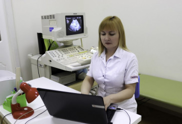 Врач УЗИ за ноутбуком